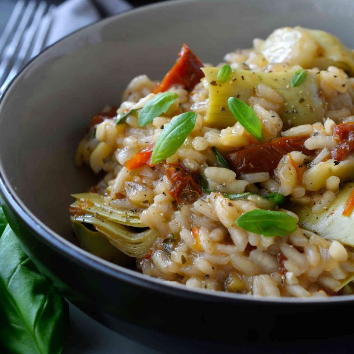 Artichoke and sun-dried tomato risotto is a delicious and easy vegan risotto recipe. Bursting with the flavours of the Mediterranean, this risotto recipe will appeal to vegetarians and non-vegetarians alike.