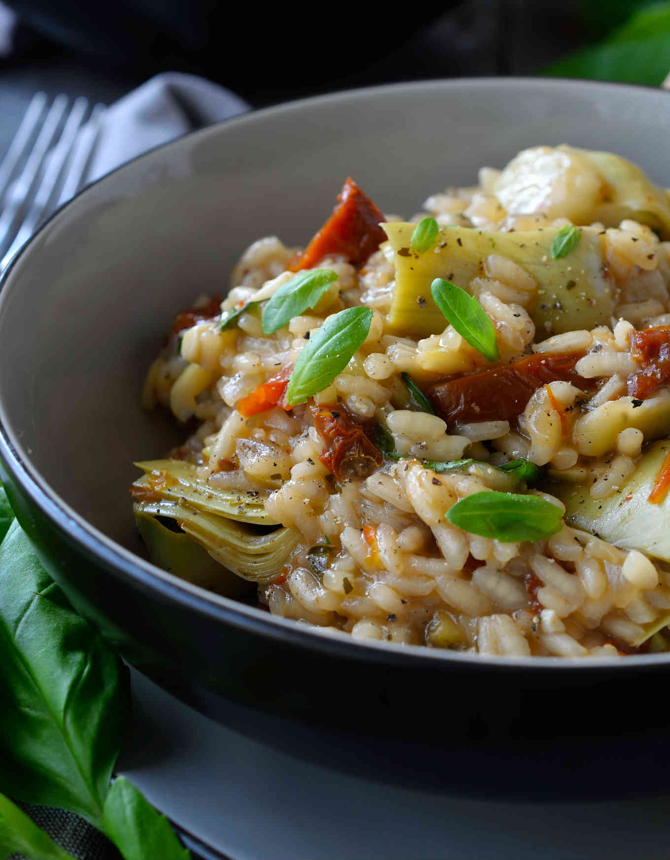 Risotto de alcachofas y tomates secos es una receta vegana de risotto fácil y deliciosa. Lleno de los sabores del Mediterráneo, este risotto es perfecto para vegetarianos y no-vegetarianos también.
