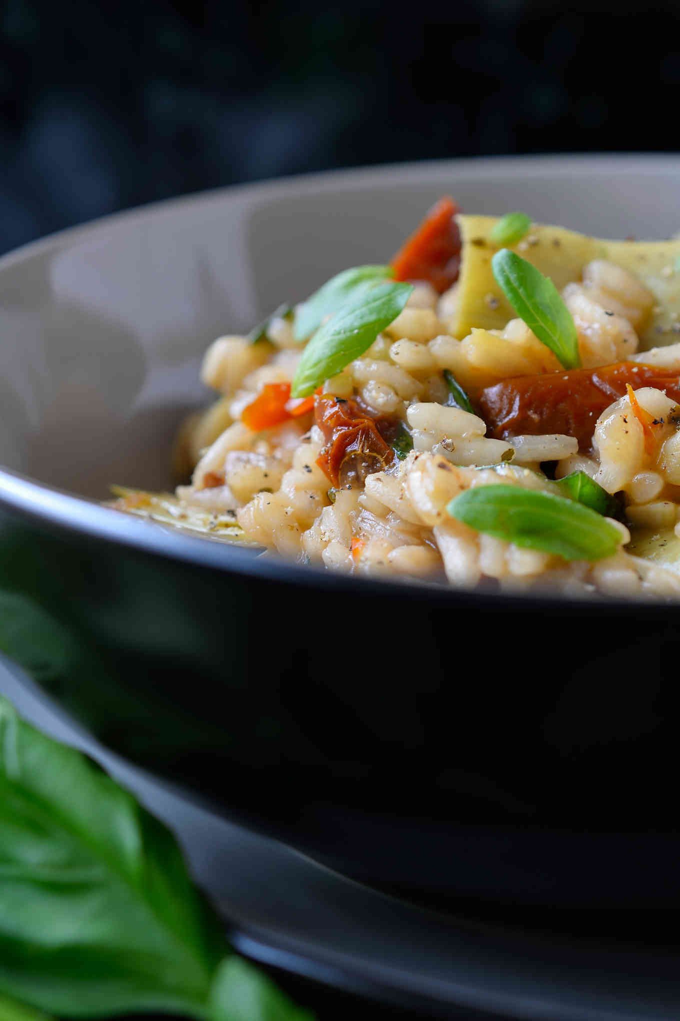 Artichoke and sun-dried tomato risotto is a delicious and easy vegan risotto recipe. Bursting with the flavours of the Mediterranean, this risotto recipe will appeal to vegetarians and non-vegetarians alike. 