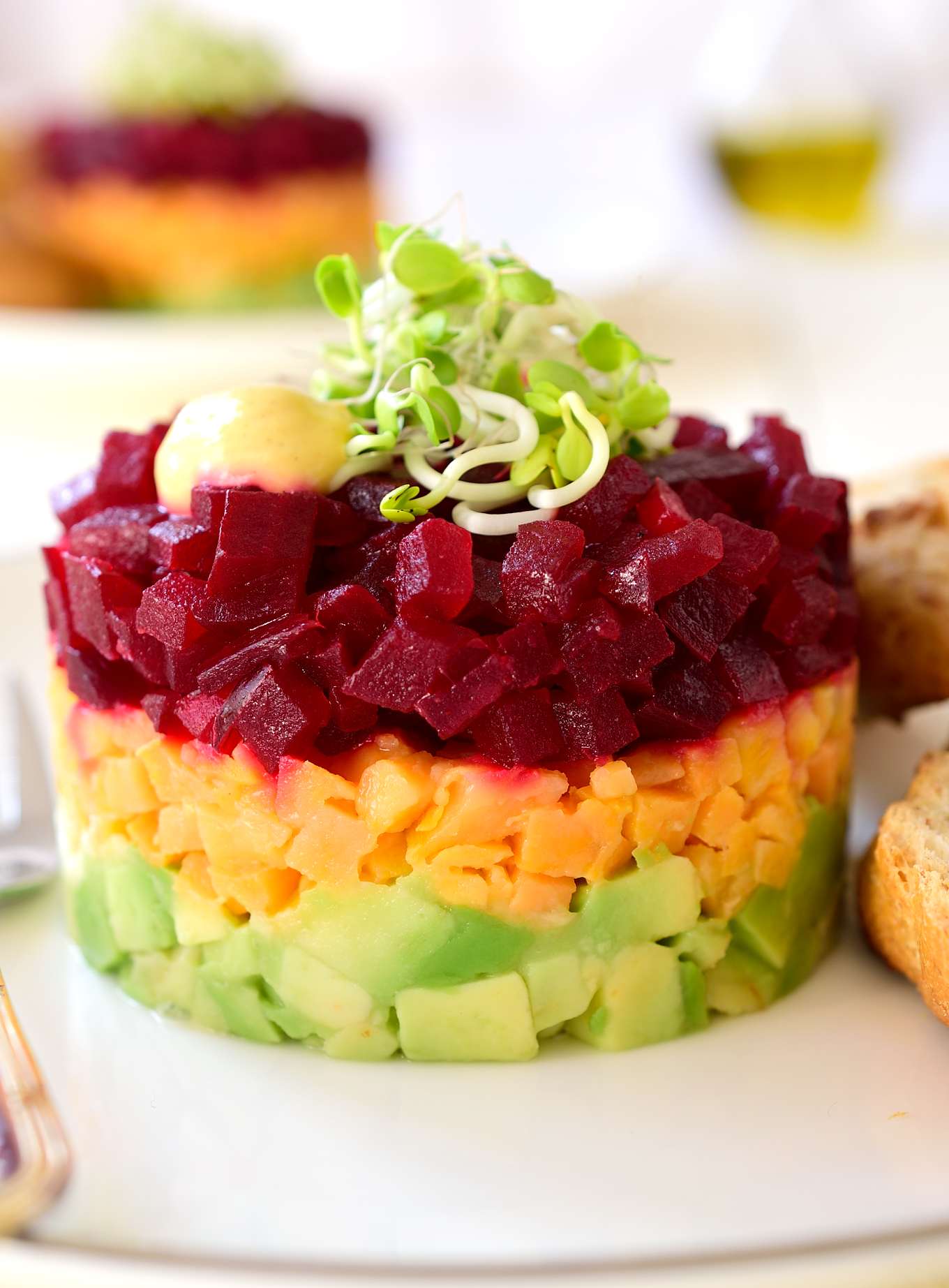 Este tartar de remolacha y boniato es un plato sencillo pero atractivo y vistoso. Esta receta aprovecha las verduras de temporada y hace que resalten con una vinagreta sencilla de aceite de oliva y jugo de limón. Esta receta para tartar de remolacha y boniato es tal explosión de sabores que vas a querer prepararla una y otra vez!