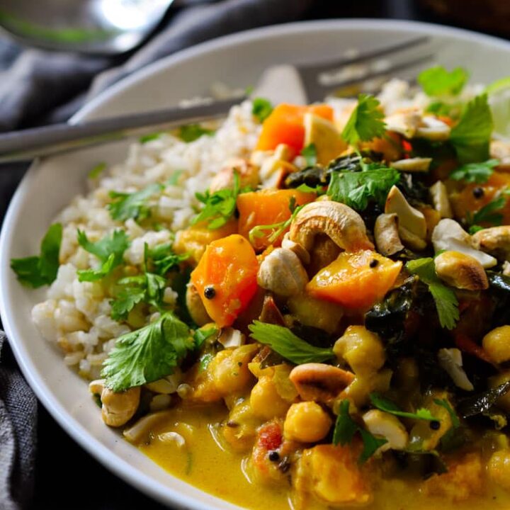 This vegan pumpkin curry with chickpeas and kale is delicious and creamy with a spiced coconut milk base. Filling and comforting, this pumpkin curry is easy to prepare and delicious all year round!