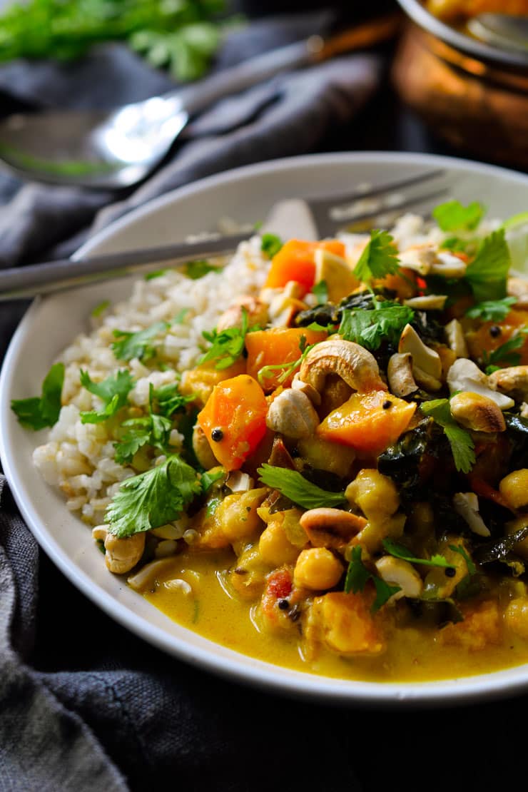 This vegan pumpkin curry with chickpeas and kale is delicious and creamy with a spiced coconut milk base. Filling and comforting, this pumpkin curry is easy to prepare and delicious all year round!