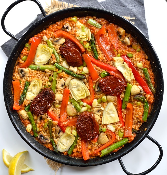 Esta paella vegana con verduras de primavera es riquísima y sobrosa. Hecha con un buen sofrito y verduras frescas, es un plato delicioso para un almerzo o cena vegetariana. 