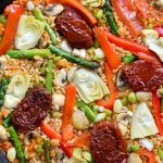 Esta paella vegana con verduras de primavera es riquísima y sobrosa. Hecha con un buen sofrito y verduras frescas, es un plato delicioso para un almerzo o cena vegetariana.
