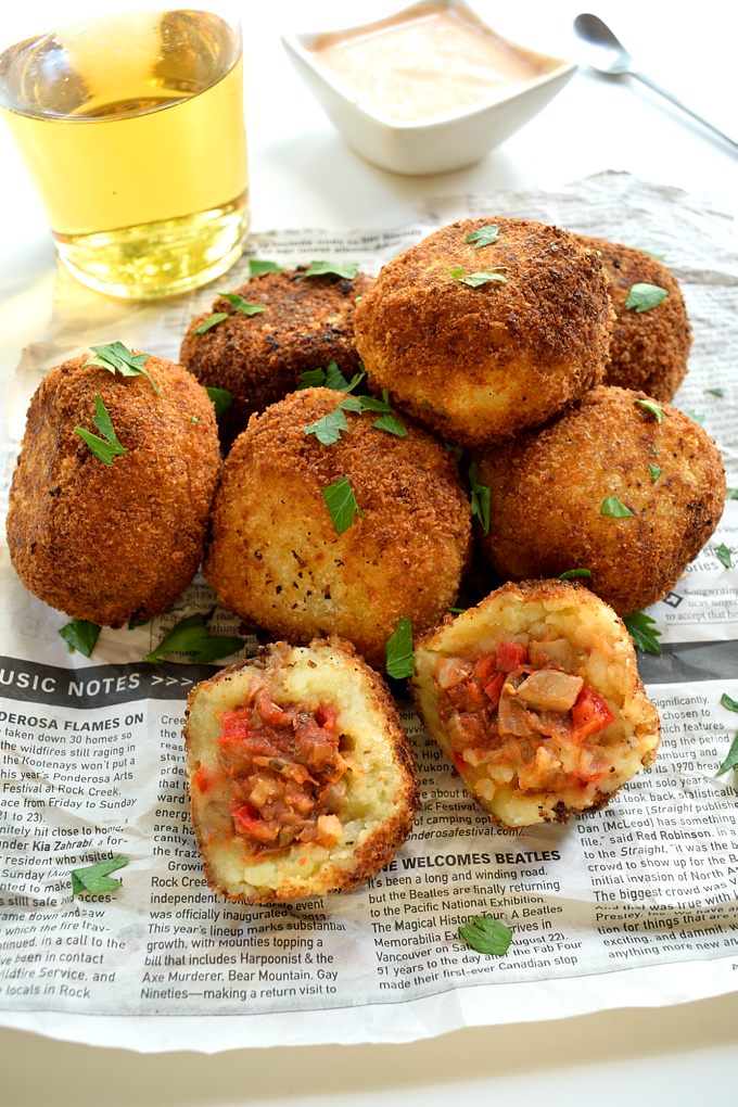 Potato bombas are tasty little stuffed mashed potato balls that you can find in Spanish tapas bars. I've stuffed mine with mushrooms and red pepper to make a great vegan and vegetarian appetizer. Served with an aquafaba-based cocktail sauce for dipping.
