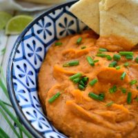 Este dip de chipotle y judías blancas esta listo en sólo 5 minutos y lleno de sabor. Es apto para veganos y vegetarianos y se puede añadir a bocadillos, burritos, wraps, quesadillas o para untar galletas y pan pita.