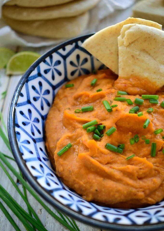 Este dip de chipotle y judías blancas esta listo en sólo 5 minutos y lleno de sabor. Es apto para veganos y vegetarianos y se puede añadir a bocadillos, burritos, wraps, quesadillas o para untar galletas y pan pita.