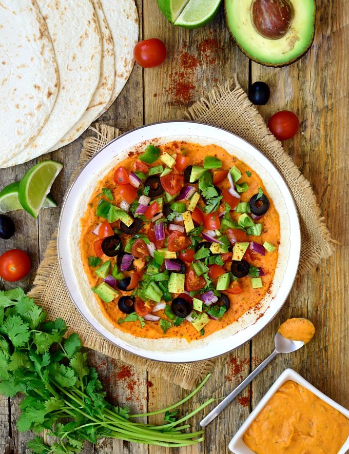 Vegan quesadillas with chipotle and white beans are a quick and easy dish to prepare. Instead of cheese they´re held together with a mildly spicy chipotle-lime white bean spread. Packed with veggies and served with salsa, these vegan quesadillas are great for lunch, dinner or a snack anytime!