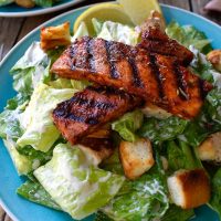Ensalada césar vegana es un delicioso y sustancioso almuerzo o cena. La salsa césar vegana esta hecho con aquafaba y es muy fácil hacer.