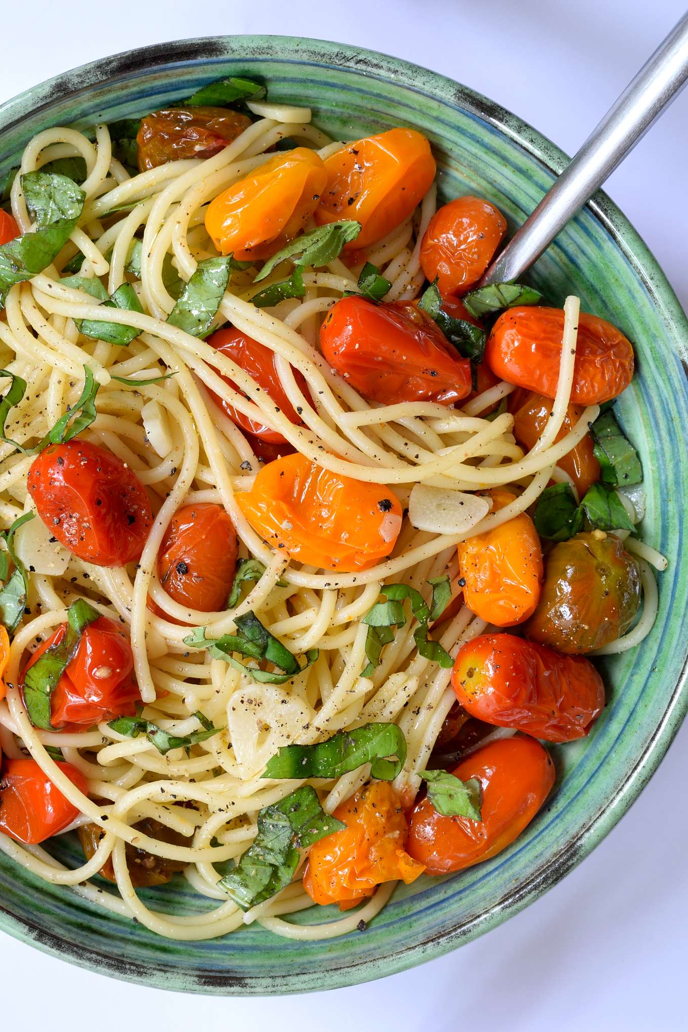 This recipe for vegan roasted tomato pasta with garlic and basil is so easy it could go under the category of cooking for dummies. Go ahead and try to stuff it up, I dare you. You’ll need a grand total of seven ingredients and just twenty-five minutes to get this simple and colourful dish on the table.