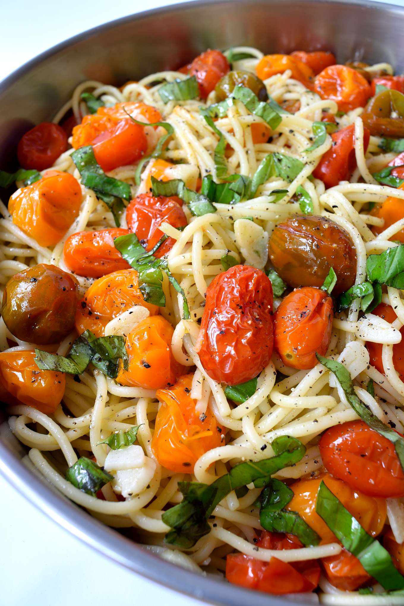 This recipe for vegan roasted tomato pasta with garlic and basil is so easy it could go under the category of cooking for dummies. Go ahead and try to stuff it up, I dare you. You’ll need a grand total of seven ingredients and just twenty-five minutes to get this simple and colourful dish on the table.