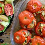 Esta receta para tomates rellenos vegetarianos requiere pocos ingredientes y es tan deliciosa, sobre todo en verano, cuando los tomates, pimientos y calabacín están en su punto. Estos tomates rellenos son espectaculares para un acompañamiento, entrante o plato principal vegetariano o vegano, y conforman un plato sustancioso y delicioso servido junto a una ensalada niçoise vegetariana.