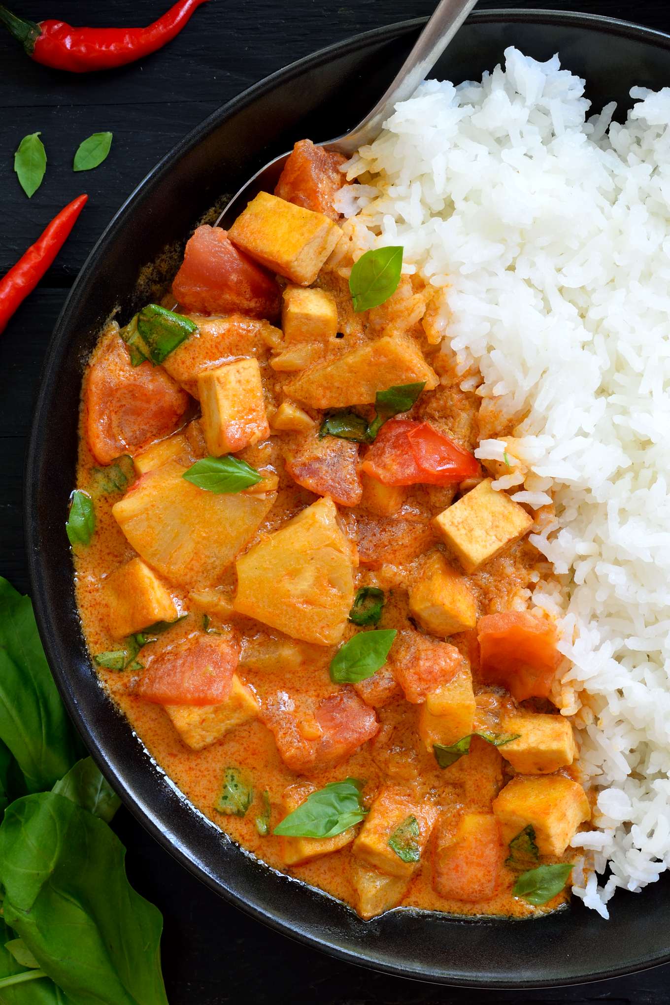 This recipe for vegan Thai curry is a quick and easy, healthy and delicious lunch or dinner idea. Fresh tomatoes, sweet pineapple and protein-packed tofu are served up in a creamy coconut milk sauce flavoured with red curry paste. Add as much or as little chili as you want. This vegan Thai curry will be on the table in less than thirty minutes! 