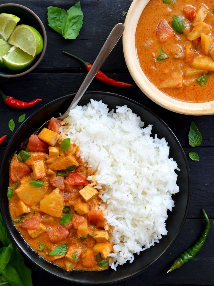 This recipe for vegan Thai curry is a quick and easy, healthy and delicious lunch or dinner idea. Fresh tomatoes, sweet pineapple and protein-packed tofu are served up in a creamy coconut milk sauce flavoured with red curry paste. Add as much or as little chili as you want. This vegan Thai curry will be on the table in less than thirty minutes!