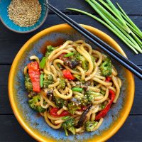 Esta receta para fideos udon con verduras al wok es rápida y fácil, lista en tan sólo 15 minutos y perfecta para una cena de entresemana.