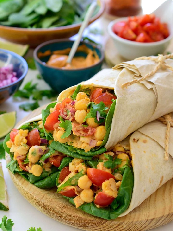 Los tacos veganos con garbanzos es una receta rápida, fácil y sabrosa para almuerzo o cena. Garbanzos llenos de proteínas, tomates cherry jugosos y cilantro fresco se juntan encima de una cama de crujientes brotes de espinaca para hacer un relleno para tacos delicioso y saludable. No hay porque desperdiciar nada– utiliza el agua de garbanzos para hacer una mayonesa vegana de aquafaba especiada con pimentón, comino y lima. ¡Tendrás estos tacos veganos listos en tan sólo 15 minutos!