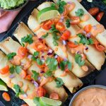 Estos taquitos veganos horneados con una salsa cremosa a base de chipotle son realmente sencillos de hacer, sabrosos y sanos, y quedan genial servidos de tapa o picoteo durante una fiesta.