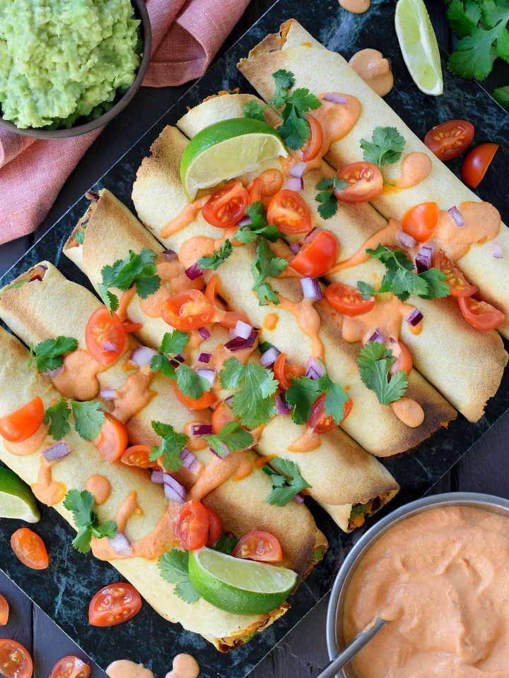 Estos taquitos veganos horneados con una salsa cremosa a base de chipotle son realmente sencillos de hacer, sabrosos y sanos, y quedan genial servidos de tapa o picoteo durante una fiesta.