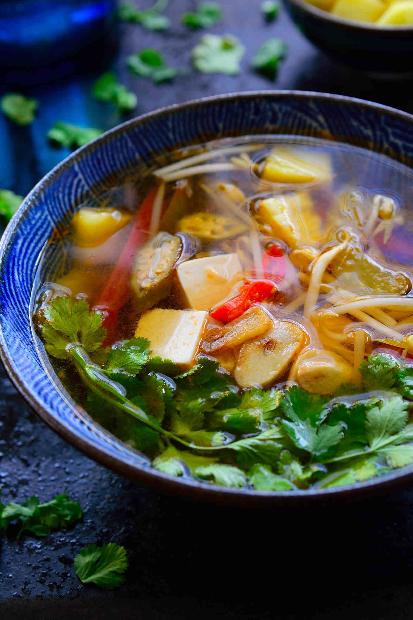 Esta receta de sopa agria vietnamita está lista en tan sólo 15 minutos, y tan llena de sabores y texturas complejas que podría ser la sopa más rica que jamás hayas probado. Esta es una versión vegetariana de canh chua con tamarindo, piña, okra y tofu sedoso. Parece una combinación extraña, pero estoy segura de que se convertirá rápidamente en tu nueva sopa favorita!