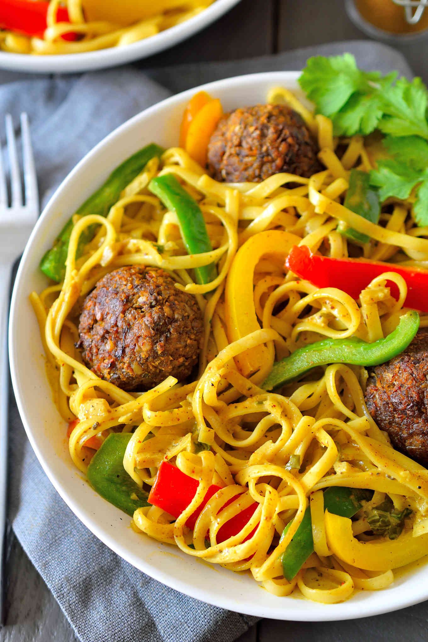 This rasta pasta recipe is a total flavour bomb. Served with delicious vegetarian walnut balls and crisp bell pepper in a creamy curry coconut sauce, this vegan dish is hearty and will keep you full for hours!