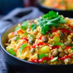Esta receta de moro de guandules dominicano es un plato de arroz y guandules con verduras y leche de coco. Es fácil de preparar en tan sólo 30 minutos y en una sola olla. Se puede servir de acompañamiento, o se puede hacer un plato principal vegetariano o vegano y servir el moro dentro de un boniato asado!