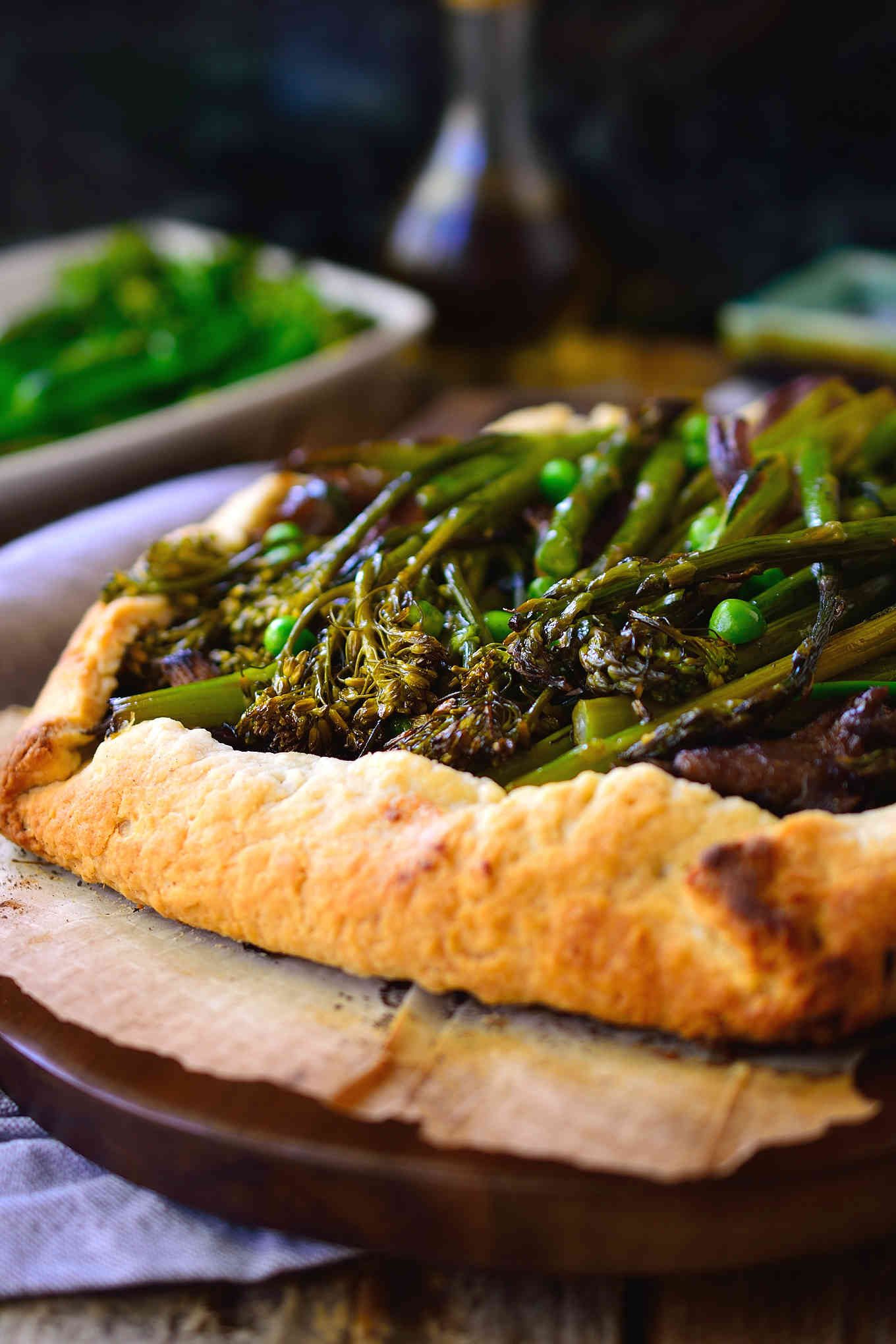 This vegan galette encompasses all the flavours of spring with fresh asparagus, broccolini and garden peas on a bed of kale and vegan ricotta cheese. Sautéed oyster mushrooms add a smoky, meaty element and the vegan pie crust is light and deliciously flaky. Serve this spring vegetable vegan galette as part of an Easter meal, mother’s day brunch, take it to a picnic or for just a regular Tuesday night dinner to welcome spring’s wonderful produce!