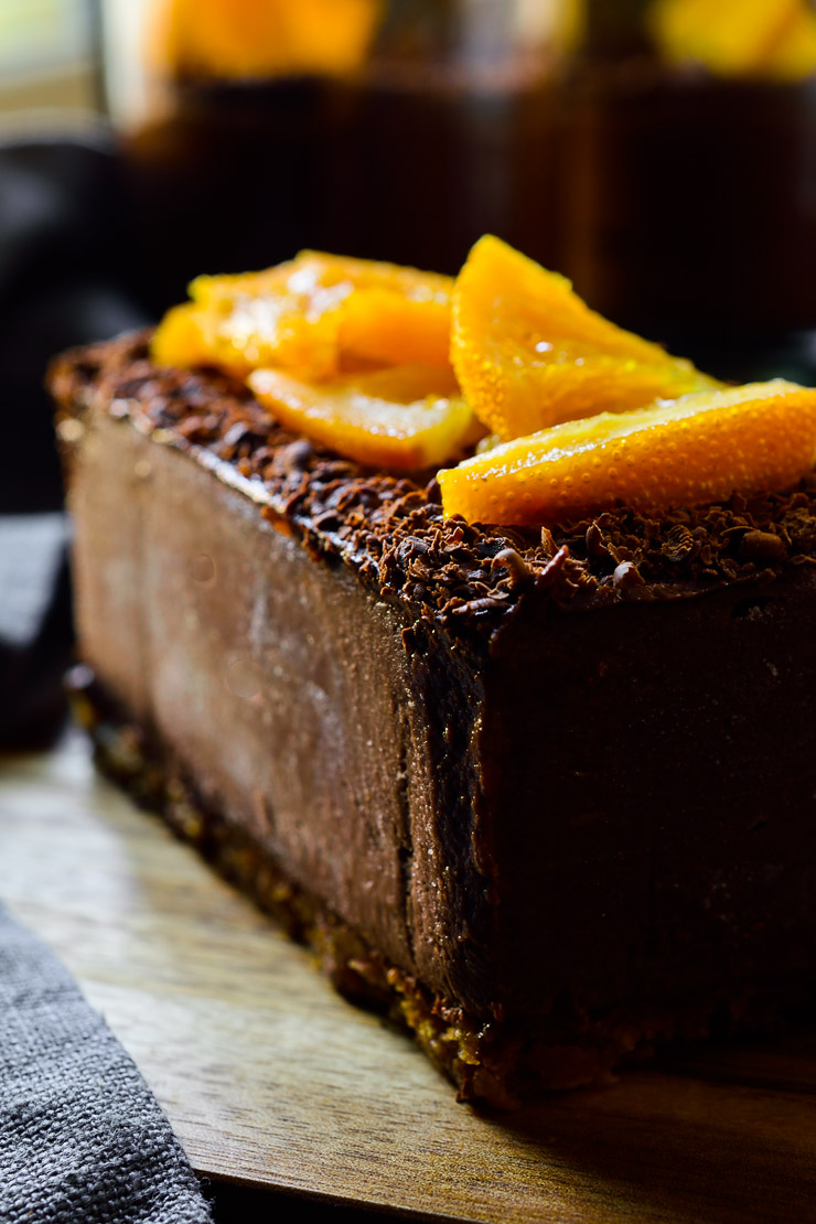 Este pudin vegano de chocolate y naranja es tan cremoso y delicioso que nunca hubieras adivinado que el ingrediente principal es la coliflor. Este postre con verduras ocultas se puede servir directamente de la licuadora como pudin o congelado tipo tarta helada saludable, ligera y vegana.