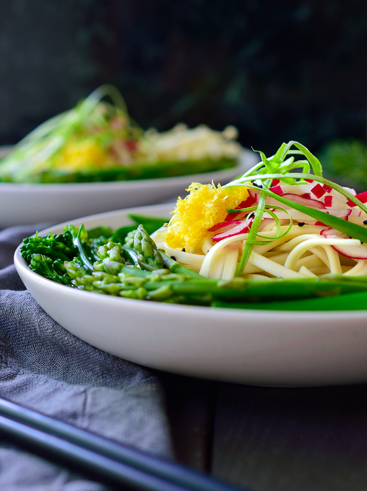 Esta sopa de udon vegana es ligera y deliciosa con un caldo simple al estilo japonés y crujientes verduras frescas de primavera.