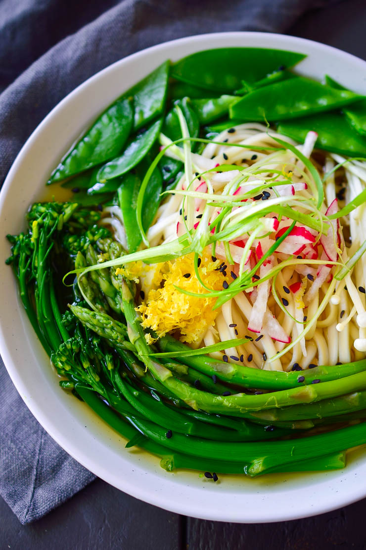 Sopa de udon vegana con un caldo simple al estilo japonés y crujientes verduras frescas de primavera.