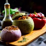 Esta receta de petits farcis, o calabacines rellenos de verduras, es genial servida como acompañamiento o plato principal vegetariano junto a una ensalada, sopa o pan. Aunque puedes hacer esta receta con cualquier verdurita, los calabacines chatos son la estrella. No dudes en comprarlos si los ves en una verdulería!  