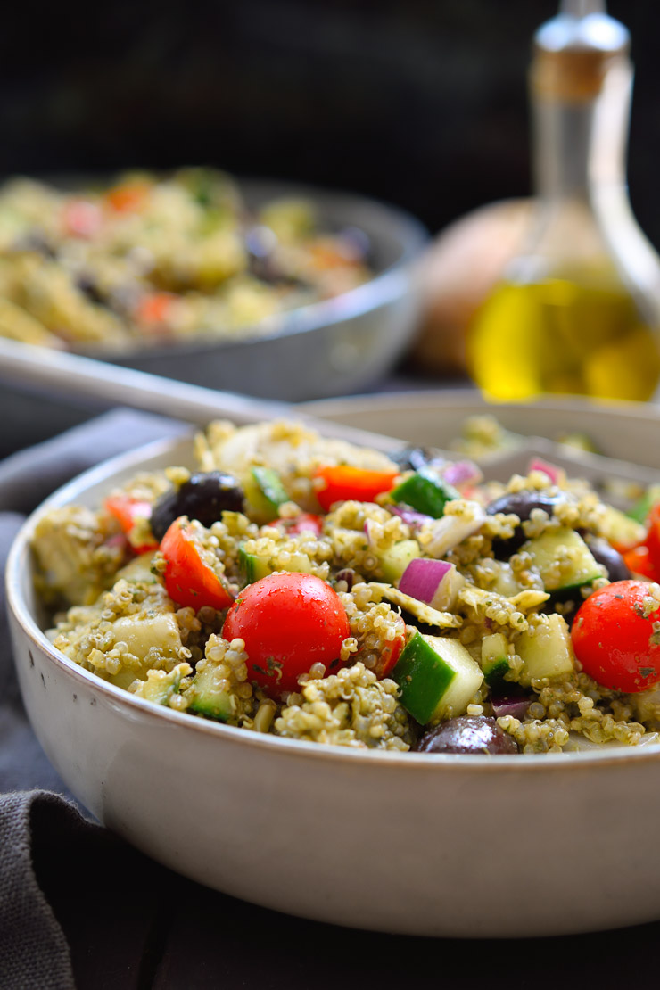 Esta ensalada de quinoa con pesto es fácil y rápida de hacer, repleta de sabor y un arco iris de verduras mediterráneas. Es el plato perfecto para un día de entresemana cuando no tienes ganas de cocinar o para llevar como acompañamiento a una barbacoa o picnic. 