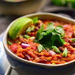 Este chili vegano de lentejas rojas es rápido y fácil de preparar, repleto de sabores y fácil de adaptar a tus ingredientes y toppings favoritos.