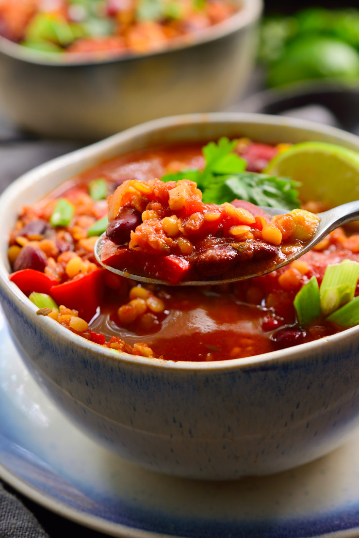 Este chili vegano de lentejas rojas es rápido y fácil de preparar, repleto de sabores y fácil de adaptar a tus ingredientes y toppings favoritos. 