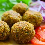 Esta receta de falafel es muy fácil de hacer y el falafel en particular es el más delicioso que jamás probaste en tu vida. Crujiente por fuera, ligero por dentro y especiado con los maravillosos sabores de cilantro y comino. Estos falafels son geniales servidos encima de un enorme bol de verduras con hummus o dentro de un bocadillo de pan pita con salsa tzatziki vegana por encima.