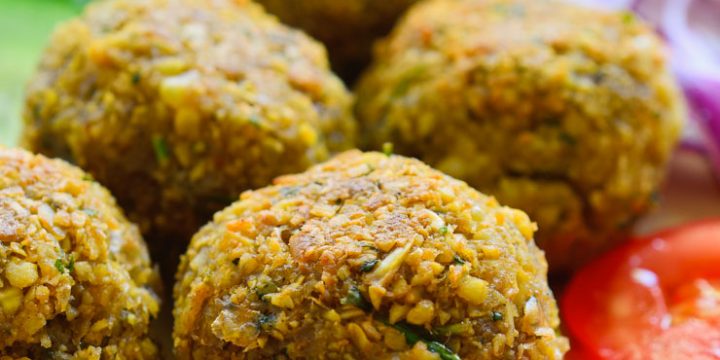 Esta receta de falafel es muy fácil de hacer y el falafel en particular es el más delicioso que jamás probaste en tu vida. Crujiente por fuera, ligero por dentro y especiado con los maravillosos sabores de cilantro y comino. Estos falafels son geniales servidos encima de un enorme bol de verduras con hummus o dentro de un bocadillo de pan pita con salsa tzatziki vegana por encima.