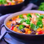 Esta sopa de enchilada sabe igual a… lo adivinaste: las enchiladas, pero en forma de sopa. No sólo es una sopa muy rica, también es muchísimo más fácil de hacer que las enchiladas tradicionales y se puede preparar en tan sólo 20 minutos. Es el plato perfecto para vegetarianos y veganos perezosos, además se puede preparar y congelar para otro día cuando no tienes ganas de cocinar.