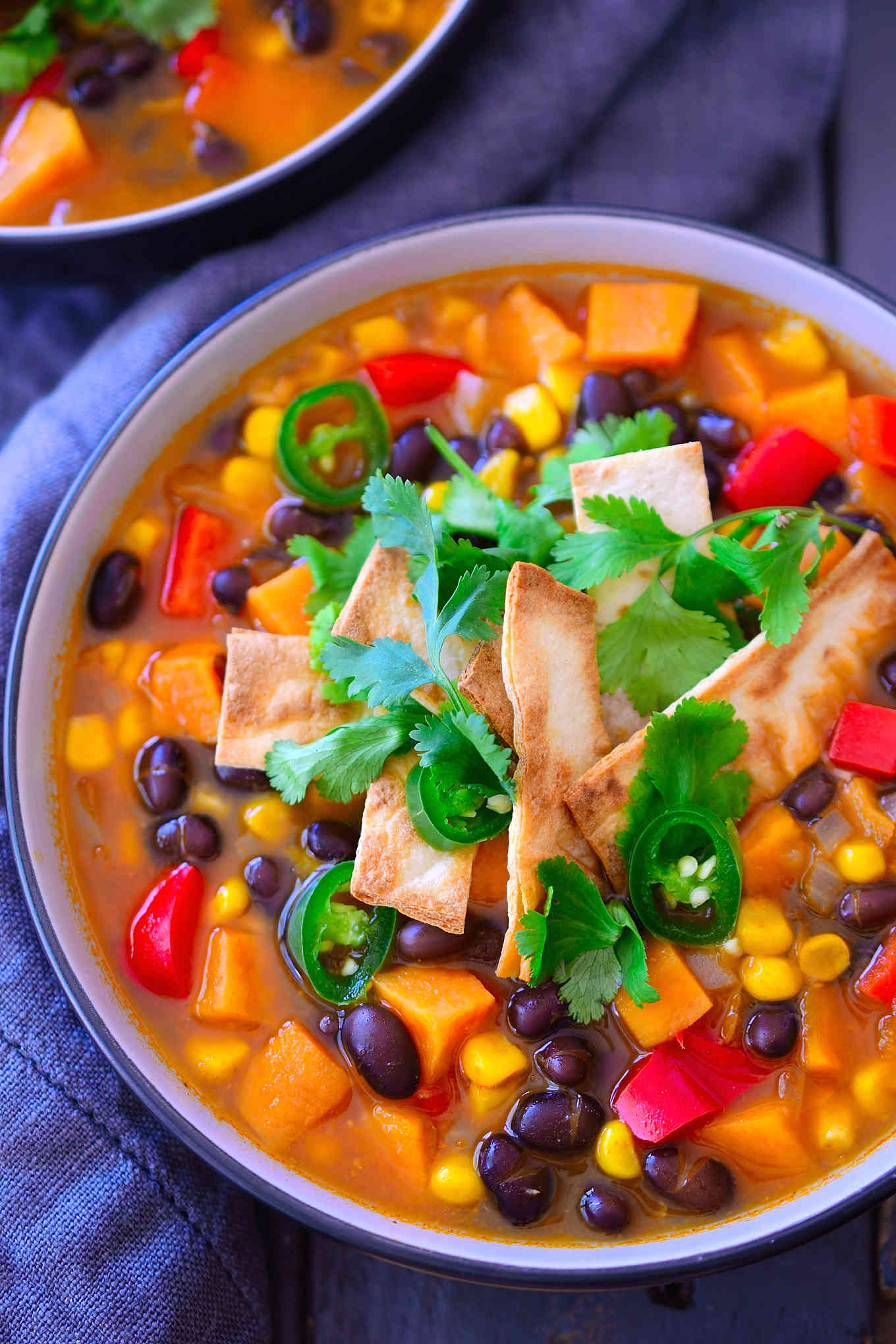 Esta sopa de enchilada sabe igual a… lo adivinaste: las enchiladas, pero en forma de sopa. No sólo es una sopa muy rica, también es muchísimo más fácil de hacer que las enchiladas tradicionales y se puede preparar en tan sólo 20 minutos. Es el plato perfecto para vegetarianos y veganos perezosos, además se puede preparar y congelar para otro día cuando no tienes ganas de cocinar.