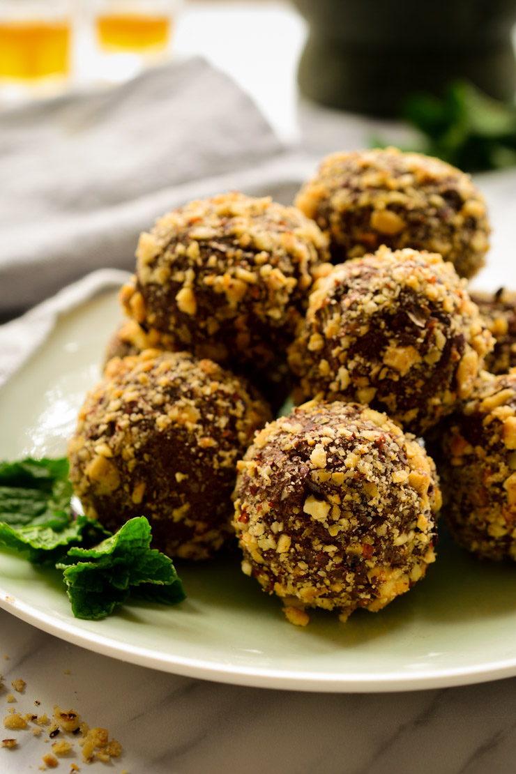 Estas trufas veganas de chocolate y menta son muy fáciles de hacer con pocos ingredientes. Chocolate negro, menta fresca y avellanas crujientes hacen un postre opulente, genial servido en una fiesta de fin de año o para veganos golosos. 