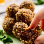 Estas trufas veganas de chocolate y menta son muy fáciles de hacer con pocos ingredientes. Chocolate negro, menta fresca y avellanas crujientes hacen un postre opulente, genial servido en una fiesta de fin de año o para veganos golosos.