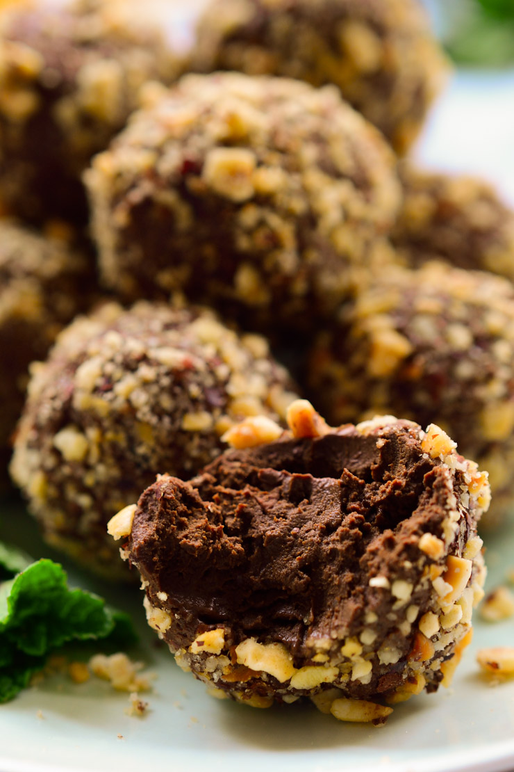 Estas trufas veganas de chocolate y menta son muy fáciles de hacer con pocos ingredientes. Chocolate negro, menta fresca y avellanas crujientes hacen un postre opulente, genial servido en una fiesta de fin de año o para veganos golosos. 