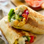 Burritos veganos mediterráneos en un plato y listos para servir.