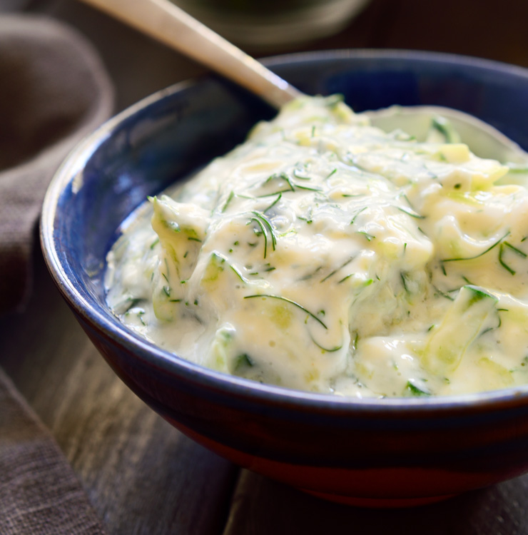 Tzatziki vegano en un bol azul.