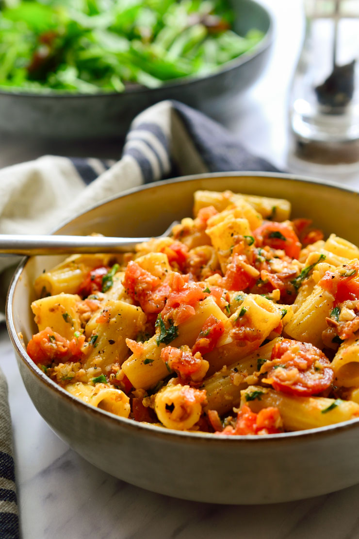 Este pesto vegano es fácil de hacer y repleto de sabores mediterráneos. Sólo necesitarás un puñado de ingredientes y 15 minutos para hacer este plato de pasta con pesto de tomate y almendra!