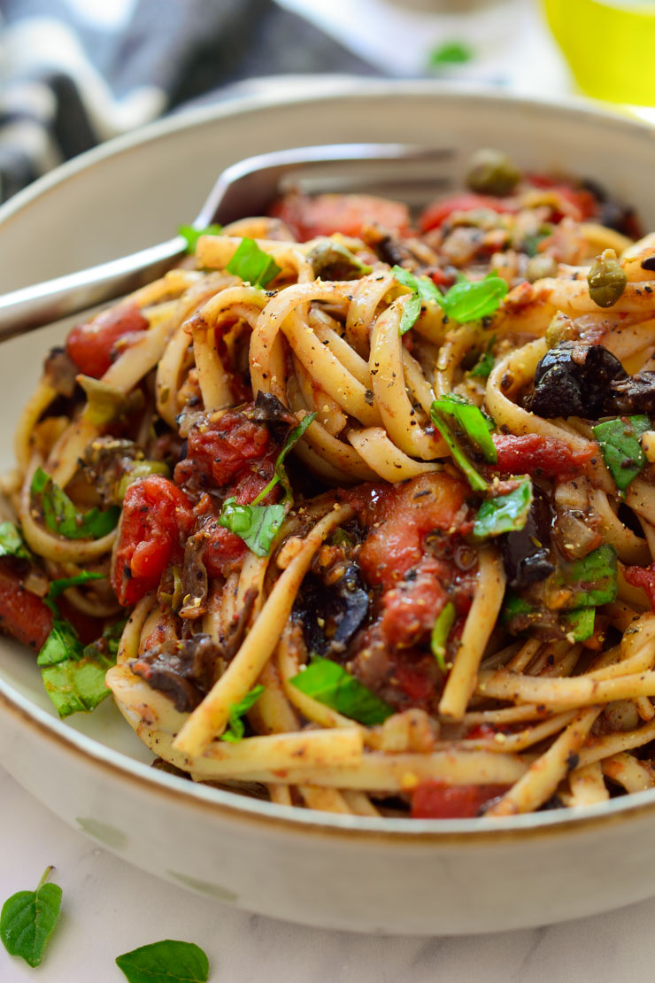 Espaguetis a la puttanesca es un plato de pasta sencillo con sabores intensos y deliciosos. Si buscas algo rápido para cenar esta noche, ésta es tu receta.